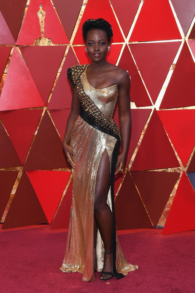 Lupita Nyongo memesona dengan gaun emas Atelier Versace. (Foto: Getty Images)