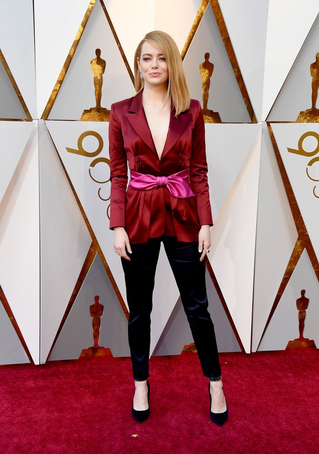 Lain dari pada lain yang lain, Emma Stone memilih tampil maskulin dengan setelan Louis Vuitton. (Foto: Getty Images)