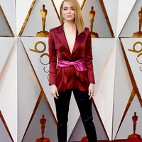 Lain dari pada lain yang lain, Emma Stone memilih tampil maskulin dengan setelan Louis Vuitton. (Foto: Getty Images)
