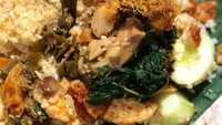 Beralaskan daun pisang dan kertas nasi, nasi padang milik @ifan ini memang lebih enak jika nasi diaduk dengan semua lauk dan bumbu. Apalagi disantap dengan daun singkong dan sambal ijo. Foto: Istimewa