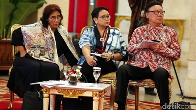 Gaya Santai Menteri Susi saat Sidang Kabinet
