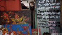 Karya seni ditinggalkan dan dipajang di depan toko. Umumnya, para pelukis meninggalkan nomor telepon bagi pengunjung apabila berminat membeli (Shinta/detikTravel)