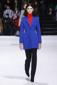 Pinggul Angela Merkel Jadi Inspirasi Balenciaga di Paris Fashion Week? 