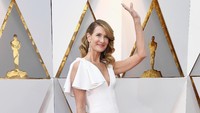 Aktris berusia 51 tahun itu memilih tampil anggun dengan dress putih. Frazer Harrison/Getty Images.