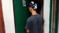 Seorang korban bernama Detok (23), menceritakan saat dirinya dipukul oleh sekelompok pengendara motor tersebut pada Senin dini hari tadi. Dia mengalami luka di kepala dan tangan.