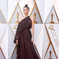 Penyanyi dan aktris muda Zendaya memakai Giambattista Valli Haute Couture dan perhiasan BVLGARI. (Foto: Getty Images)