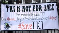 Spanduk menolak kekerasan terhadap TKI dipasang di pagar Kedubes Malaysia.