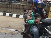 Driver pegang hp saat nyetir