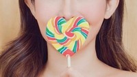 Sometimes i pretend to be normal but it gets boring, so i go back to being me, tulis Marinka. Fotonya bersama makanan ini sukses menarik banyak perhatian netizen. Banyak yang memuji kecantikannya. Foto: instagram