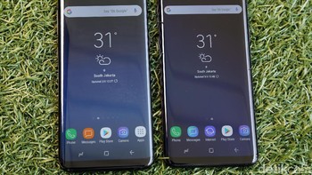 Saat mata memandang ponsel ini, sekilas tidak ada perbedaan mencolok dari Galaxy S8 dan S8+. Tapi begitu disejajarkan, barulah kita akan melihat adanya perubahan. Galaxy S9 dan S9+ terlihat lebih pendek dari pendahulunya, meski secara ukuran layar masih sama. Foto: Rachman Haryanto/detikcom
