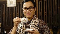 Kunjungan Sri Mulyani ke Banyuwangi dalam rangka meninjau kesiapan infrastruktur Banyuwangi sebagai daerah penyangga Pertemuan Tahunan Bank IMF. Ini aksinya saat ingin mencicip kopi osing khas Banyuwangi. Foto: Instagram smindrawati