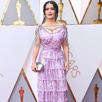 Salma Hayek muncul dalam balutan gaun sequin berwarna pink dengan rok bergaya ruffle tumpuk. (Foto: Getty Images)