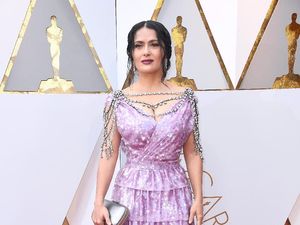 Digosipkan Pasang Implan, Salma Hayek Mengaku Dadanya Membesar Alami
