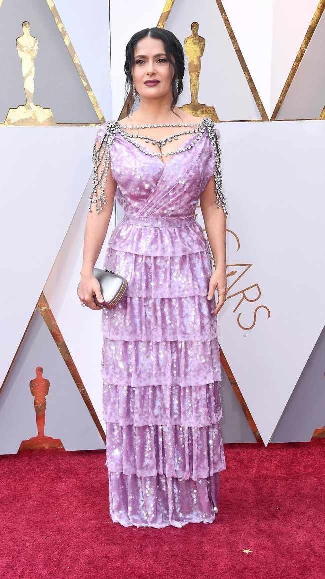 Salma Hayek punya dada indah nan seksi, ternyata bukan asli. Ia menghabiskan dana US$ 10 ribu atau sekitar Rp 140 jutaan untuk operasi pembesaran payudara.  Foto: Getty Images