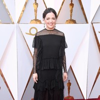 Sekilas, tak ada yang aneh dengan penampilan Natalia Lafourcade. Namun jika dilihat lebih dekat, ia seperti memakai baju yang kedodoran. Bagian dadanya pun terlihat cukup jelas karena jenis kain yang terlalu tipis. Foto: Frazer Harrison/Getty Images