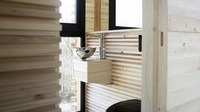 Dalam rumah pohon, ada juga toilet yang bisa dipakai. Kamar mandinya bergaya ala kaum Nordic. (dok. Atelier Lavit)