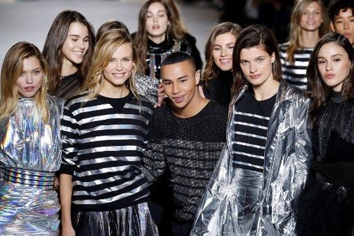 French fashion designer Olivier Rousteing for Balmain acknowledges the audience at the end of Balmains 2018/2019 fall/winter collection fashion show on March 2, 2018 in Paris. / AFP PHOTO / FRANCOIS GUILLOT