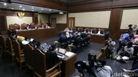 Untuk persidangan hari ini, jaksa menghadirkan 10 orang saksi. Saksi ini diantaranya Kepala Tim Teknis e-KTP Husni Fahmi; eks PNS Kemendagri Rudi Indarto; Dirut PT LEN Wahyudin Bagenda; serta keponakan Setya Novanto, Irvanto Pambudi; dan adik Gamawan Fauzi, Asmin Aulia.