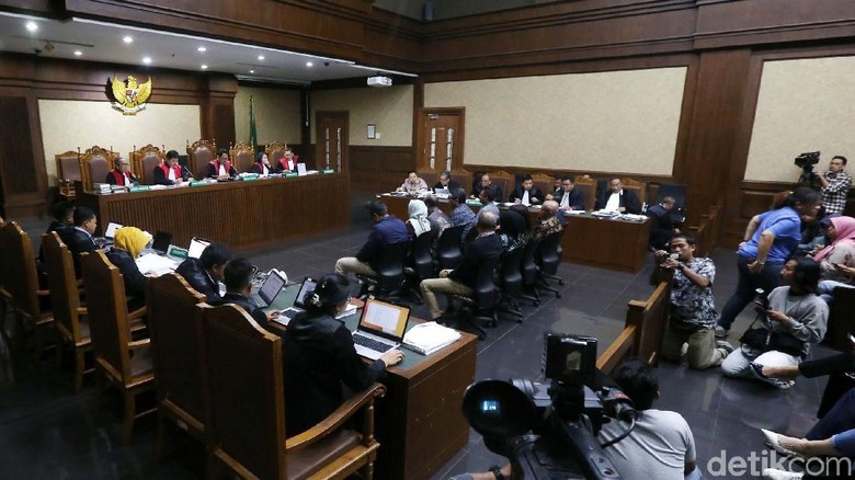 Bantah Transaksi Barter Dolar, Ponakan Novanto: Bohong! Bantah Transaksi Barter Dolar, Ponakan Novanto: Bohong!