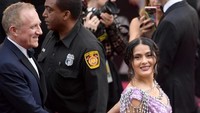 Salma Hayek tampil dengan sang suami, Francois-Henri Pinault saat tiba di Dolby Theatre, Hollywood, AS pada Minggu (4/3) waktu setempat. Matt Winkelmeyer/Getty Images.