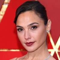 Si Wonder Woman Gal Gadot tampil dengan lipstik merah yang tidak terlalu mencolok. Penampilannya ini cocok untuk sehari-hari. Foto: Getty Images