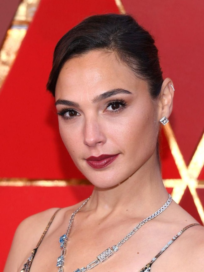 Si Wonder Woman Gal Gadot tampil dengan lipstik merah yang tidak terlalu mencolok. Penampilannya ini cocok untuk sehari-hari. Foto: Getty Images