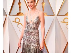 Kecantikan Gal Gadot di Piala Oscar Bikin Netizen Terkesima