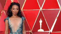 Betty Gabriel juga tak kalah seksi dengan menampilkan belahan dadanya lewat dress biru transparan. Kevork Djansezian/Getty Images.