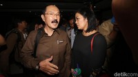 Selain safari warna hitam, Fredrich juga terlihat kerap memakai baju safari warna coklat. (Foto: Ari Saputra)