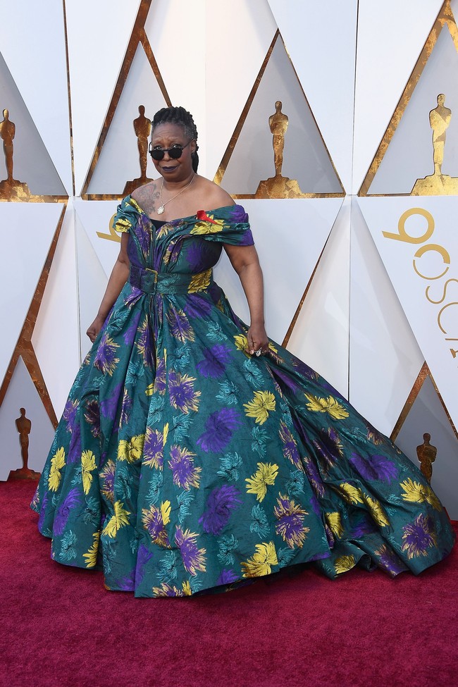Aktris, host, dan komedian Whoopi Goldberg tampaknya terinspirasi dari siluet gaun Belle di film Beauty and The Beast. Tapi siluet dan motif floralnya sepertinya bertentangan dengan kaca mata hitam yang ia pakai. Foto: Getty Images