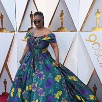 Aktris, host, dan komedian Whoopi Goldberg tampaknya terinspirasi dari siluet gaun Belle di film Beauty and The Beast. Tapi siluet dan motif floralnya sepertinya bertentangan dengan kaca mata hitam yang ia pakai. Foto: Getty Images