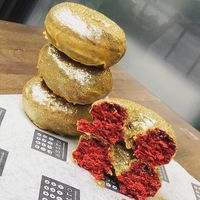 Sambut Oscar, Kafe Ini Sajikan 'Red Carpet Doughnut' yang Mewah