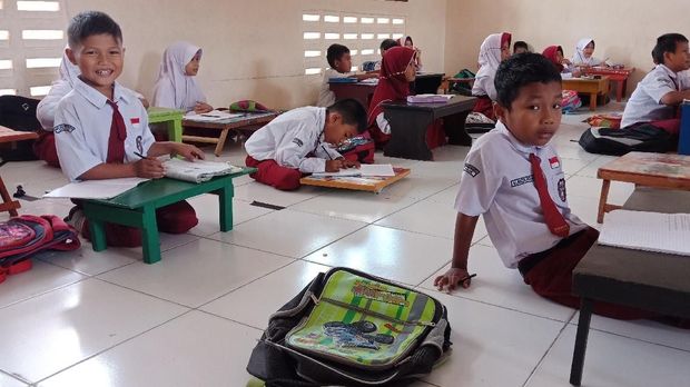 Tak Ada Kursi, Siswa SDN di Kalimantan Utara Ini Belajar di Lantai