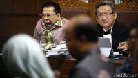 Ia terlihat menguap dan beberapa kali terkantuk-kantuk.