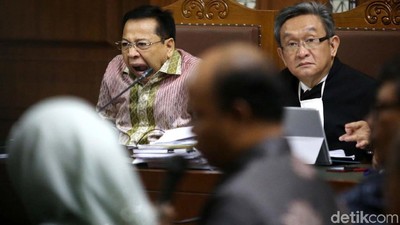 Novanto Ikuti Sidang dengan Terkantuk-kantuk