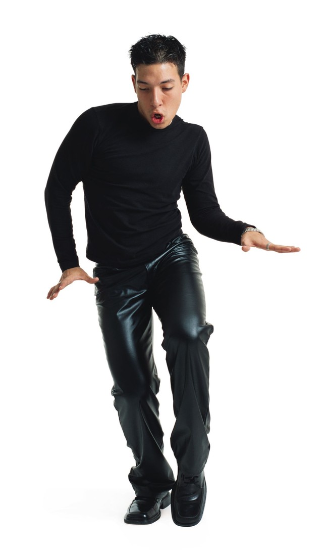 Musisi rock mungkin akan terlihat keren pakai celana kulit ketat saat manggung. Tapi dipakai ke tempat umum? Rasanya tidak. Foto: Thinkstock