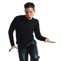 Musisi rock mungkin akan terlihat keren pakai celana kulit ketat saat manggung. Tapi dipakai ke tempat umum? Rasanya tidak. Foto: Thinkstock