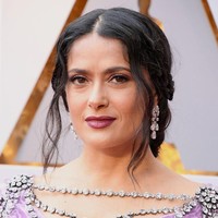 Lipstik dengan semburat keunguan seperti Salma Hayek cocok digunakan untuk penampilan glamour maupun kasual.  Foto: Getty Images