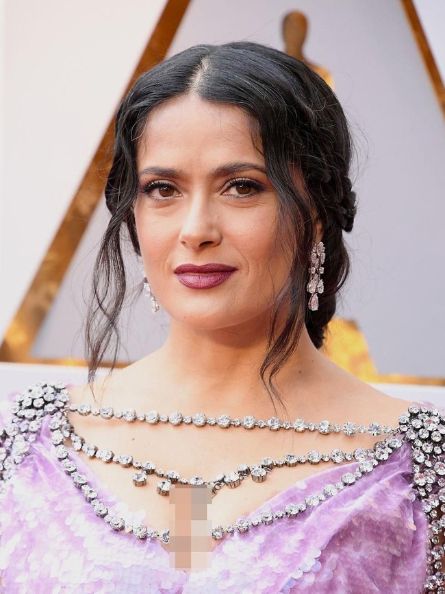 Lipstik dengan semburat keunguan seperti Salma Hayek cocok digunakan untuk penampilan glamour maupun kasual.  Foto: Getty Images