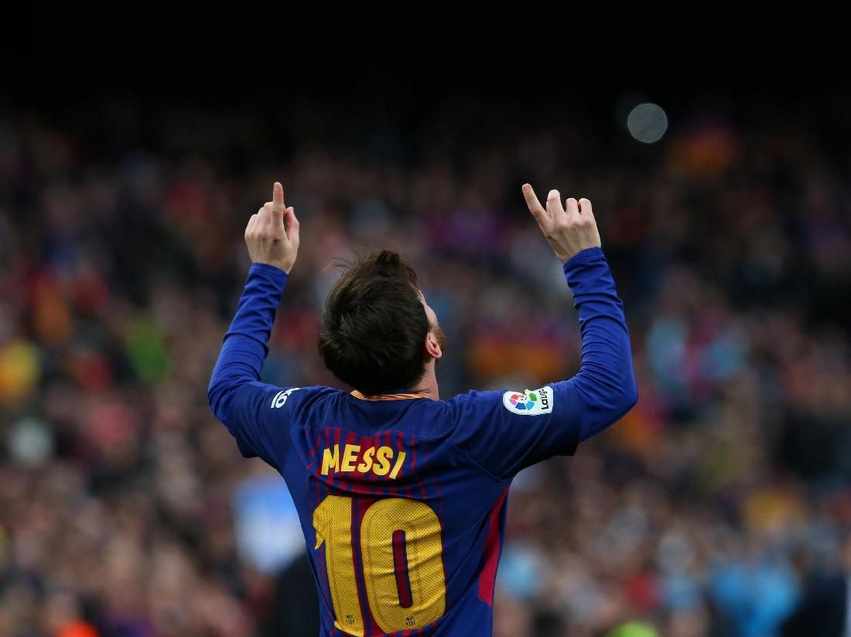 Lionel Messi merayakan gol tendangan bebasnya untuk Barcelona ke gawang Atletico Madrid. (Foto: Albert Gea/Reuters)