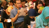 Para pekerja mengerjakan soal psikotes.