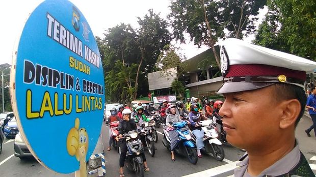Hari Pertama Operasi Semeru 2018: Petugas Kampanyekan Keselamatan Lalin