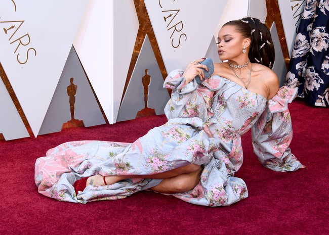Andra Day mengenakan gaun off-shoulder bergaya Victorian rancangan Zac Posen. (Foto: Frazer Harrison/Getty Images)