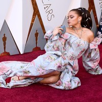 Andra Day mengenakan gaun off-shoulder bergaya Victorian rancangan Zac Posen. (Foto: Frazer Harrison/Getty Images)