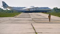 Antonov An-225 Mriya merupakan pesawat terbang terbesar dan terberat yang pernah dibuat, demikian juga sayapnya memiliki rentang sayap terpanjang, yakni 88 meter (CNN Travel)