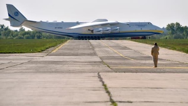 Antonov An-225 Mriya merupakan pesawat terbang terbesar dan terberat yang pernah dibuat, demikian juga sayapnya memiliki rentang sayap terpanjang, yakni 88 meter (CNN Travel) Antonov An-225 Mriya merupakan pesawat terbang terbesar dan terberat yang pernah dibuat, demikian juga sayapnya memiliki rentang sayap terpanjang, yakni 88 meter (CNN Travel)