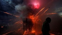 Ada cerita yang terjadi di balik Festival Petasan. Festival bermula tatkala masyarakat banyak meninggal diserang penyakit ganas dan tidak ada obatnya (Tyrone Siu/Reuters)