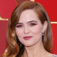 Zoey Deutch tampil gorgeous dengan lipstik mauve. Ia memadankan dengan eyeshadow warna senada. Tampilannya ini cocok untuk tampilan formal sehari-hari.  Foto: Getty Images