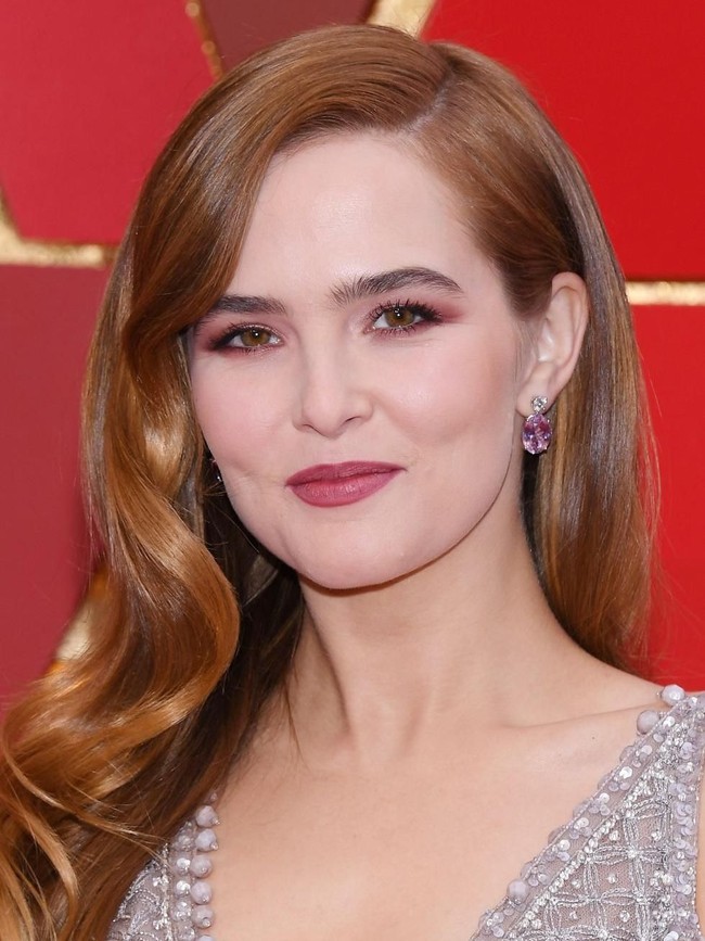 Zoey Deutch tampil gorgeous dengan lipstik mauve. Ia memadankan dengan eyeshadow warna senada. Tampilannya ini cocok untuk tampilan formal sehari-hari.  Foto: Getty Images