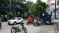 Pada saat itu masih ada banyak orang yang berada di pinggiran Jl Kemang Raya. Mereka dikagetkan kedatangan geng motor dari arah utara yang melakukan perusakan.